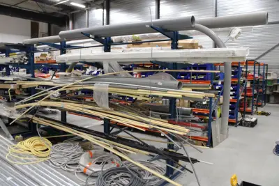 Inhoud twee zijden van dubbelzijdige stelling M2167 PVC buis, elektrabuis, flexibele buis, kabelgoten etc. Let op. Ophalen op eerste afhaaldag – kavel bij HNVI, 's-Hertogenbosch