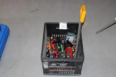 Krat met diverse handgereedschappen w.o. schroevendraaiers, kitspuiten, inbussleutels, zaag etc – kavel bij HNVI, 's-Hertogenbosch