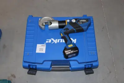 Accu perstang KLAUKE EK12032CFM met MAKITA accu, lader en diverse persmatrijzen in koffer – kavel bij HNVI, 's-Hertogenbosch