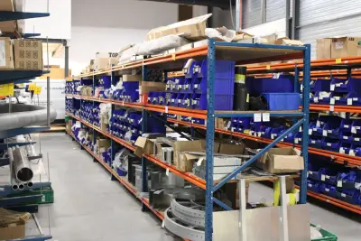 Voorraadstelling met houten legborden bestaande uit zevenstaanders en 48 leggers en 24 legborden – kavel bij HNVI, 's-Hertogenbosch