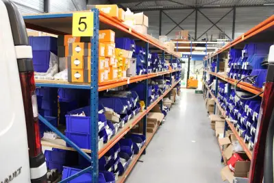 Voorraadstelling met houten legborden bestaande uit zevenstaanders en 48 leggers en 24 legborde – kavel bij HNVI, 's-Hertogenbosch