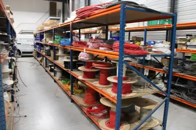 Voorraadstelling met houten legborden bestaande uit zevenstaanders en 48 leggers en 24 legborden – kavel bij HNVI, 's-Hertogenbosch