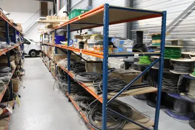 Voorraadstelling met houten legborden bestaande uit zevenstaanders en 48 leggers en 24 legborden – kavel bij HNVI, 's-Hertogenbosch