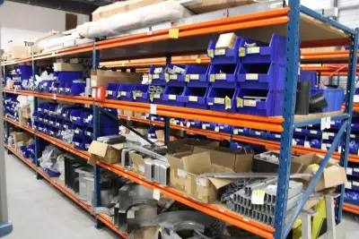 Voorraden op vijf legborden w.o. kabelgootonderdelen, afhangmaterialen, klemmen, beugels etc. Let op! Ophalen op eerste afhaaldag – kavel bij HNVI, 's-Hertogenbosch