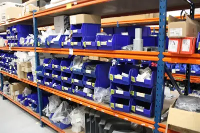 Voorraden op 3 legborden w.o. veerklemmen, draadeinden, kabelgootonderdelen, beugels en voeten. Let op! Ophalen op eerste afhaaldag – kavel bij HNVI, 's-Hertogenbosch