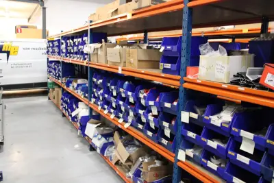 Voorraden op 4 legborden w.o. wandcontactdozen Mennekes, dimmers, wandcontactdozen, pvc bochten en lasdozen, pvc onderdelen en inbouwspeakers. Let… – kavel bij HNVI, 's-Hertogenbos