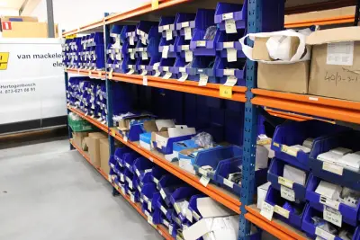 Voorraden op 3 legborden w.o. klemlenzen, klemwippen, systeemplafondplaten t.b.v. verlichting, schakelaars etc. Let op! Ophalen op eerste afhaaldag – kavel bij HNVI, 's-Hertogenbos