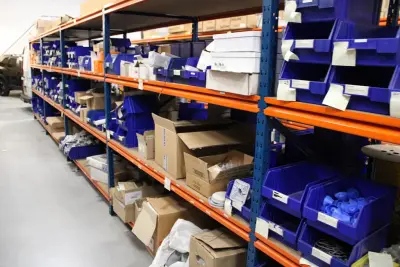 Voorraden op 3 legborden w.o. besturingskasten, noodschakelaars, veiligheidskabels, rookdetectors, brandmelders en rookmelderpendels. Let op! Ophal… – kavel bij HNVI, 's-Hertogenbo