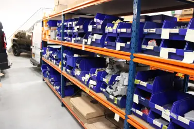 Voorraden op 3 legborden w.o. verdeelblokken, penschoenen, klembeugels, opzetschakelaars, plafondplaten voor systeemplafonds, stoppenkasten etc. Le… – kavel bij HNVI, 's-Hertogenbo