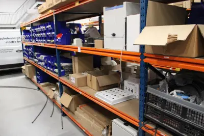 Voorraden op 4 legborden w.o. inbouw- en noodverlichting, sensoren, twee besturingskasten etc. Let op! Ophalen op eerste afhaaldag – kavel bij HNVI, 's-Hertogenbosch