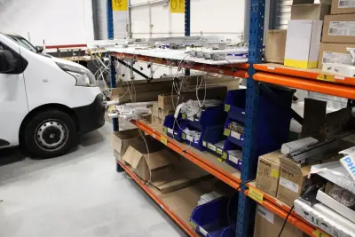 Voorraden op 4 legborden w.o. led lijnstrips, TL buizen, starters en inbouwsensoren Let op! Ophalen op eerste afhaaldag – kavel bij HNVI, 's-Hertogenbosch