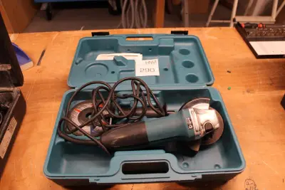 Haakse slijptol MAKITA GA5030R in kunststoffen koffer – kavel bij HNVI, 's-Hertogenbosch