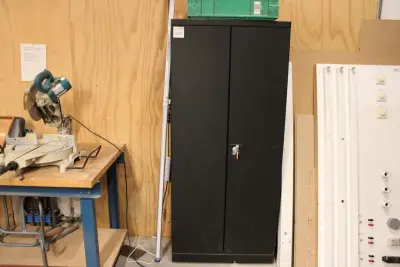 Magazijnkast met twee deuren, afm. 80 x 40 180 cm. Let op! Ophalen op tweede afhaaldag – kavel bij HNVI, 's-Hertogenbosch
