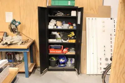 Inhoud magazijnkast M308 w.o. kabel, touw installatieproducten en gereedschappen – kavel bij HNVI, 's-Hertogenbosch