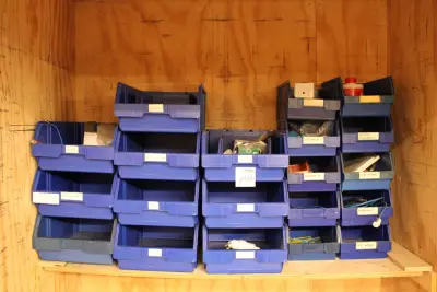 22 kunststof stapelbare bakjes, enkele gevuld met elektra producten – kavel bij HNVI, 's-Hertogenbosch