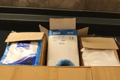 Twee dozen wegwerpoveralls en een doos met shoecovers – kavel bij HNVI, 's-Hertogenbosch