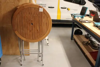Twee opklapbare statafels met houten blad, doorsnede 85cm, hoogte 110 cm – kavel bij HNVI, 's-Hertogenbosch