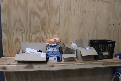 Diverse elektramaterialen op schap, w.o. draad, inbouwlampen en verlichtingssensoren – kavel bij HNVI, 's-Hertogenbosch