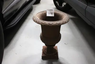 Metalen vaas, hoogte 44 cm – kavel bij HNVI, 's-Hertogenbosch