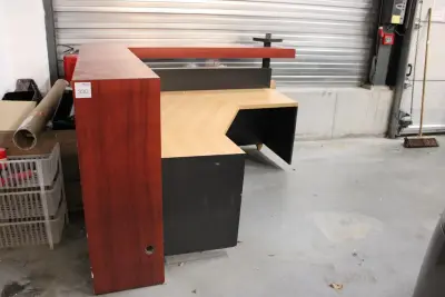 Houten receptiemeubel in hoekopstelling, afm. 220 x 210 x werkhoogte 72 cm – kavel bij HNVI, 's-Hertogenbosch