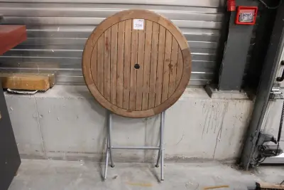 Opklapbare statafel met houten blad, doorsnede 85 cm, hoogte 110 cm – kavel bij HNVI, 's-Hertogenbosch
