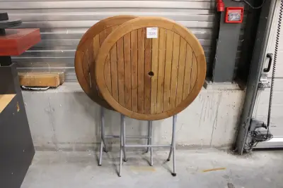 Twee opklapbare statafels met houten blad, doorsnede 85 cm, hoogte 110 cm – kavel bij HNVI, 's-Hertogenbosch