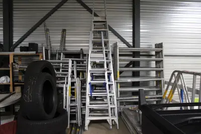 Zeven aluminium ladders, diverse merken en uitvoeringen. Dienen nagekeken te worden – kavel bij HNVI, 's-Hertogenbosch