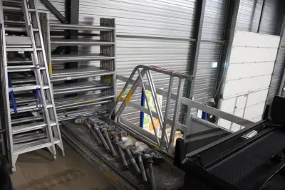 Steigermateriaal w.o. negen zijdelen, twee leuningen, drie valbeveiligingen, 19 schoren/diagonalen, 9 wielen en vier loopplanken – kavel bij HNVI, 's-Hertogenbosch