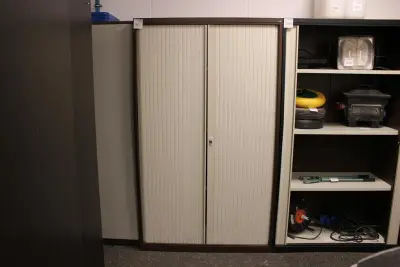 Magazijnkast met twee roldeuren, afm. 115 x 54 x 197 cm – kavel bij HNVI, 's-Hertogenbosch
