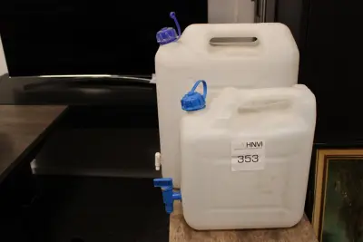 Twee jerrycans – kavel bij HNVI, 's-Hertogenbosch