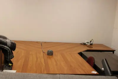 Twee hoekbureaus met houten blad, afm.. 240 x 180 x 75 cm – kavel bij HNVI, 's-Hertogenbosch