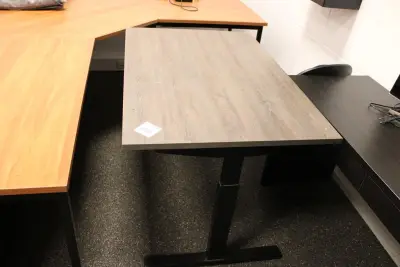 In hoogte verstelbare werktafel, afm. 120 x 80 cm – kavel bij HNVI, 's-Hertogenbosch