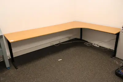 In hoogte verstelbaar hoekbureau, afm. 280 x 200 cm – kavel bij HNVI, 's-Hertogenbosch