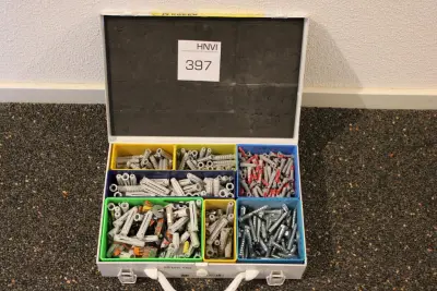 Organizer met pluggen en houtdraad bouten – kavel bij HNVI, 's-Hertogenbosch