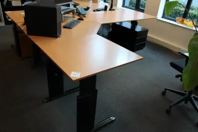 In hoogte verstelbaar hoekbureau, afm. 280 x 200 cm, incl. verrijdbare ladekast – kavel bij HNVI, 's-Hertogenbosch
