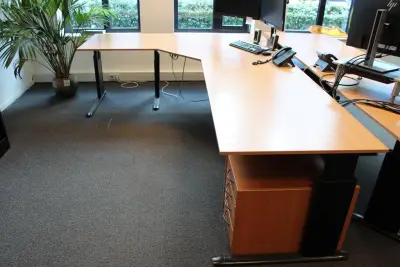In hoogte verstelbaar hoekbureau, afm. 280 x 200 cm incl. vaste ladekast – kavel bij HNVI, 's-Hertogenbosch