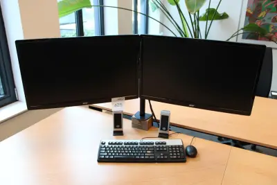Twee monitoren 24 inch ACER, speakers en toetsenbord met muis – kavel bij HNVI, 's-Hertogenbosch