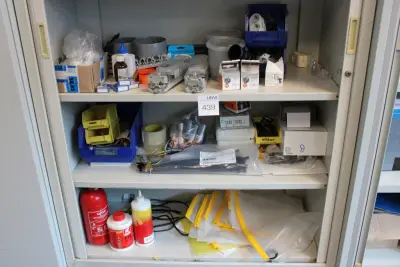 Electra gerelateerde producten op drie schappen, w.o. kabelschoenen, ty-raps, slotjes, bitjes enz – kavel bij HNVI, 's-Hertogenbosch