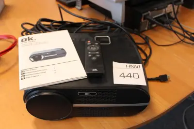 Beamer OKE OPR30340 met afstandbediening – kavel bij HNVI, 's-Hertogenbosch