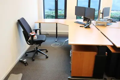 In hoogte verstelbaar hoekbureau, afm. 280 x 200 cm, incl. verrijdbare ladekast – kavel bij HNVI, 's-Hertogenbosch