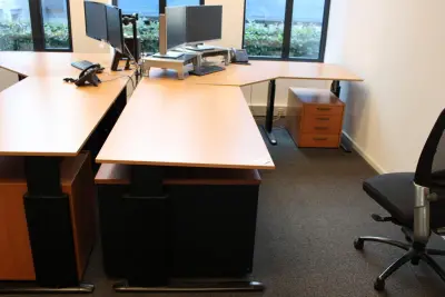 In hoogte verstelbaar hoekbureau, afm. 280 x 200 cm, incl. verrijdbare ladekast – kavel bij HNVI, 's-Hertogenbosch