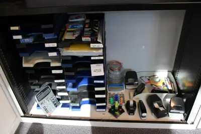 Kantoormaterialen w.o. brievenbakjes, schrijfgerei, nietmachine en perforator – kavel bij HNVI, 's-Hertogenbosch