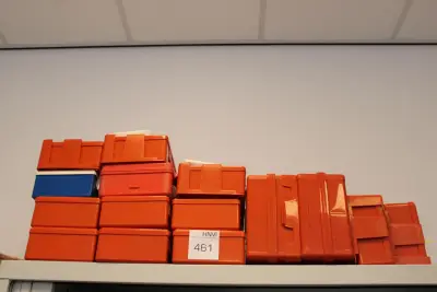 Verbandtrommels, 15 stuks, deels met wandbeugel – kavel bij HNVI, 's-Hertogenbosch