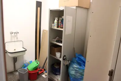Schoonmaakartikelen en producten in en om kast w.o. bezem, zwabber, schoonmaakmiddelen, vuilniszakken enz – kavel bij HNVI, 's-Hertogenbosch