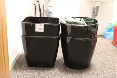 Vier kunststof plantenpotten, hoogte 32 cm – kavel bij HNVI, 's-Hertogenbosch