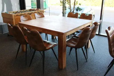 Houten kantinetafel incl. acht eetkamerstoelen MXSOFA, afm. tafel 140 x 140 x 79 cm. LET OP: Onderdeel combinatiekavel M473 – kavel bij HNVI, 's-Hertogenbosch