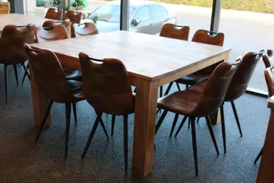 Houten kantinetafel incl. acht eetkamerstoelen MXSOFA, afm. tafel 140 x 140 x 79 cm. LET OP: Onderdeel combinatiekavel M473 – kavel bij HNVI, 's-Hertogenbosch