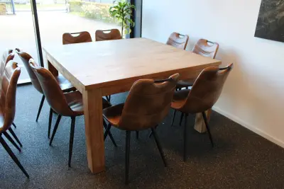 Houten kantinetafel incl. acht eetkamerstoelen MXSOFA, afm. tafel 140 x 140 x 79 cm. LET OP: Onderdeel combinatiekavel M473 – kavel bij HNVI, 's-Hertogenbosch