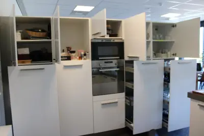 Inhoud keukenkastjes w.o. glaswerk, servies, bestek, dienbladen, mandjes, theeën, pannen, enz – kavel bij HNVI, 's-Hertogenbosch