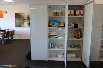 Disposables, glaswerk en tafellinnen in twee kasten – kavel bij HNVI, 's-Hertogenbosch